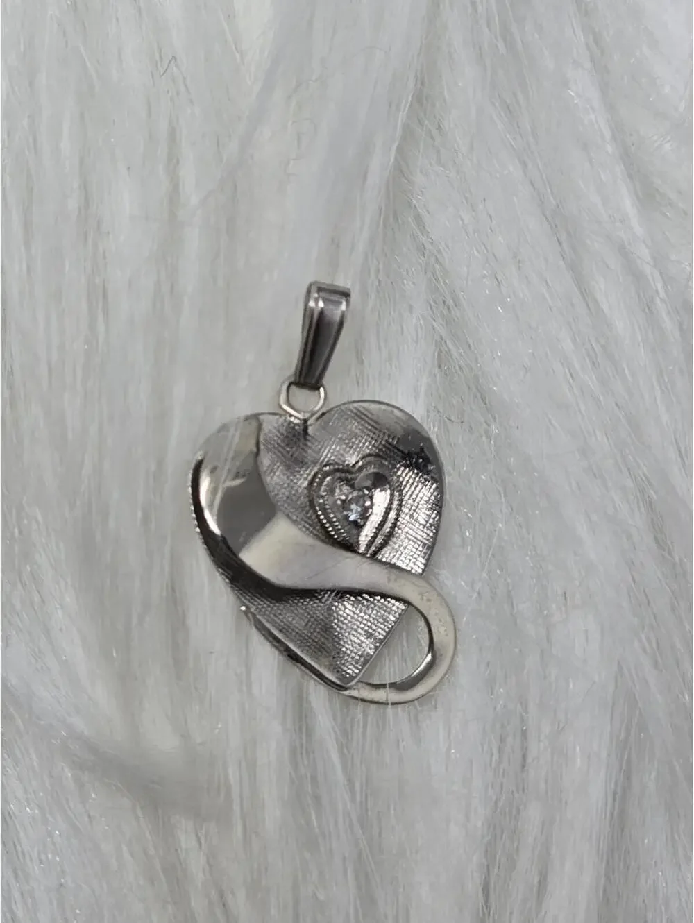 10K White Gold Diamond Chip Heart Pendant Scroll Design 1g - Picture 2 of 6